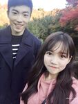 Weibo pelajar Kanada Li Tianyi: Auntie Li Tian, perempuan jalang yang cantik dengan senyuman manis, sedang bersetubuh dengan teman lelakinya di dalam bilik hotel. Dia melutut di atas lantai menjilat zakarnya, memeluk kaki dan air mani tanpa kondom. Saya t