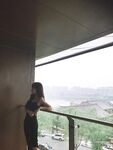 Weibo pelajar Kanada Li Tianyi: Auntie Li Tian, perempuan jalang yang cantik dengan senyuman manis, sedang bersetubuh dengan teman lelakinya di dalam bilik hotel. Dia melutut di atas lantai menjilat zakarnya, memeluk kaki dan air mani tanpa kondom. Saya t