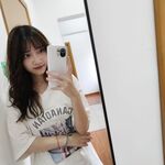 Seorang gadis kolej yang baru menamatkan pengajian dari kolej biasa di Dazhou mengambil swafoto bersama teman lelakinya di sebuah rumah sewa