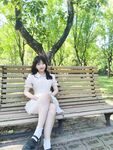 Seorang gadis kolej yang baru menamatkan pengajian dari kolej biasa di Dazhou mengambil swafoto bersama teman lelakinya di sebuah rumah sewa