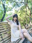 Seorang gadis kolej yang baru menamatkan pengajian dari kolej biasa di Dazhou mengambil swafoto bersama teman lelakinya di sebuah rumah sewa