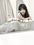 Seorang gadis kolej yang baru menamatkan pengajian dari kolej biasa di Dazhou mengambil swafoto bersama teman lelakinya di sebuah rumah sewa