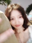 Seorang gadis kolej yang baru menamatkan pengajian dari kolej biasa di Dazhou mengambil swafoto bersama teman lelakinya di sebuah rumah sewa