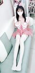 "Cô nàng fangirl" với thân hình và vóc dáng hoàn hảo đã cặp kè với nhà tài trợ và được huấn luyện để quan hệ tình dục. Cô ấy xinh đẹp và có thân hình bất khả chiến bại. Cô ấy là một con đĩ hoàn toàn trái ngược, vừa là nữ thần của người nghèo, vừ