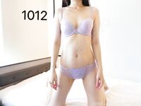 Dewi seksi teratas "Suedehdad520" telah dibangunkan menjadi perempuan murahan kecil yang boleh disetubuhi oleh semua orang. Di bawah penampilan yang dingin, ada hati yang bergelora.