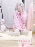 推特极品白虎萝莉『kitty不吃鱼』一字马紫薇被男主调教啪啪乖的狠！超嫩可爱人形小母狗被操的叫爸爸下