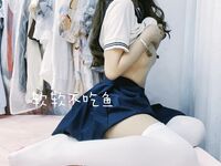 推特极品白虎萝莉『kitty不吃鱼』一字马紫薇被男主调教啪啪乖的狠！超嫩可爱人形小母狗被操的叫爸爸下