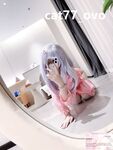 Cô bé "Cai Cai Loli" siêu đáng yêu đã bị cha của người đỡ đầu vạch trần và huấn luyện ngoài trời. Cô bé ngoan ngoãn trong mắt bạn bè và thầy cô thực ra chỉ là con đĩ của cha mình trong chốn riêng tư.