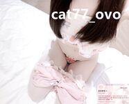 Cô bé "Cai Cai Loli" siêu đáng yêu đã bị cha của người đỡ đầu vạch trần và huấn luyện ngoài trời. Cô bé ngoan ngoãn trong mắt bạn bè và thầy cô thực ra chỉ là con đĩ của cha mình trong chốn riêng tư.