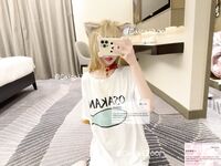 Cô bé "Cai Cai Loli" siêu đáng yêu đã bị cha của người đỡ đầu vạch trần và huấn luyện ngoài trời. Cô bé ngoan ngoãn trong mắt bạn bè và thầy cô thực ra chỉ là con đĩ của cha mình trong chốn riêng tư.