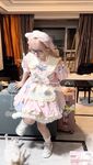 Cô bé "Cai Cai Loli" siêu đáng yêu đã bị cha của người đỡ đầu vạch trần và huấn luyện ngoài trời. Cô bé ngoan ngoãn trong mắt bạn bè và thầy cô thực ra chỉ là con đĩ của cha mình trong chốn riêng tư.