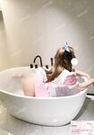 Cô bé "Cai Cai Loli" siêu đáng yêu đã bị cha của người đỡ đầu vạch trần và huấn luyện ngoài trời. Cô bé ngoan ngoãn trong mắt bạn bè và thầy cô thực ra chỉ là con đĩ của cha mình trong chốn riêng tư.