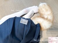 Cô bé "Cai Cai Loli" siêu đáng yêu đã bị cha của người đỡ đầu vạch trần và huấn luyện ngoài trời. Cô bé ngoan ngoãn trong mắt bạn bè và thầy cô thực ra chỉ là con đĩ của cha mình trong chốn riêng tư.
