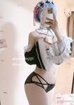 Cô bé "Cai Cai Loli" siêu đáng yêu đã bị cha của người đỡ đầu vạch trần và huấn luyện ngoài trời. Cô bé ngoan ngoãn trong mắt bạn bè và thầy cô thực ra chỉ là con đĩ của cha mình trong chốn riêng tư.