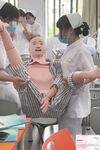 Cô bé "Cai Cai Loli" siêu đáng yêu đã bị cha của người đỡ đầu vạch trần và huấn luyện ngoài trời. Cô bé ngoan ngoãn trong mắt bạn bè và thầy cô thực ra chỉ là con đĩ của cha mình trong chốn riêng tư.