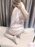 Cô bé "Cai Cai Loli" siêu đáng yêu đã bị cha của người đỡ đầu vạch trần và huấn luyện ngoài trời. Cô bé ngoan ngoãn trong mắt bạn bè và thầy cô thực ra chỉ là con đĩ của cha mình trong chốn riêng tư.