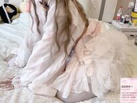 Cô bé "Cai Cai Loli" siêu đáng yêu đã bị cha của người đỡ đầu vạch trần và huấn luyện ngoài trời. Cô bé ngoan ngoãn trong mắt bạn bè và thầy cô thực ra chỉ là con đĩ của cha mình trong chốn riêng tư.