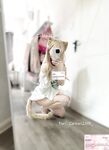 Cô bé "Cai Cai Loli" siêu đáng yêu đã bị cha của người đỡ đầu vạch trần và huấn luyện ngoài trời. Cô bé ngoan ngoãn trong mắt bạn bè và thầy cô thực ra chỉ là con đĩ của cha mình trong chốn riêng tư.
