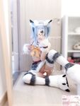 Cô bé "Cai Cai Loli" siêu đáng yêu đã bị cha của người đỡ đầu vạch trần và huấn luyện ngoài trời. Cô bé ngoan ngoãn trong mắt bạn bè và thầy cô thực ra chỉ là con đĩ của cha mình trong chốn riêng tư.