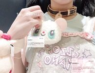 Cô bé "Cai Cai Loli" siêu đáng yêu đã bị cha của người đỡ đầu vạch trần và huấn luyện ngoài trời. Cô bé ngoan ngoãn trong mắt bạn bè và thầy cô thực ra chỉ là con đĩ của cha mình trong chốn riêng tư.