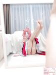Cô bé "Cai Cai Loli" siêu đáng yêu đã bị cha của người đỡ đầu vạch trần và huấn luyện ngoài trời. Cô bé ngoan ngoãn trong mắt bạn bè và thầy cô thực ra chỉ là con đĩ của cha mình trong chốn riêng tư.