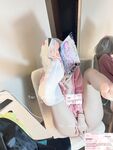 Cô bé "Cai Cai Loli" siêu đáng yêu đã bị cha của người đỡ đầu vạch trần và huấn luyện ngoài trời. Cô bé ngoan ngoãn trong mắt bạn bè và thầy cô thực ra chỉ là con đĩ của cha mình trong chốn riêng tư.