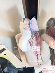 Cô bé "Cai Cai Loli" siêu đáng yêu đã bị cha của người đỡ đầu vạch trần và huấn luyện ngoài trời. Cô bé ngoan ngoãn trong mắt bạn bè và thầy cô thực ra chỉ là con đĩ của cha mình trong chốn riêng tư.