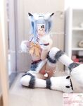 Cô bé "Cai Cai Loli" siêu đáng yêu đã bị cha của người đỡ đầu vạch trần và huấn luyện ngoài trời. Cô bé ngoan ngoãn trong mắt bạn bè và thầy cô thực ra chỉ là con đĩ của cha mình trong chốn riêng tư.
