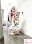 Cô bé "Cai Cai Loli" siêu đáng yêu đã bị cha của người đỡ đầu vạch trần và huấn luyện ngoài trời. Cô bé ngoan ngoãn trong mắt bạn bè và thầy cô thực ra chỉ là con đĩ của cha mình trong chốn riêng tư.