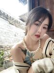 갓 대학을 졸업한 예쁜 여대생이 남자친구와 단둘이 살고 있다. 외모와 몸매는 그야말로 최고다. 침대에서는 마치 계집애처럼 남자친구에게 섹스를 간청한다.