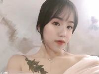 갓 대학을 졸업한 예쁜 여대생이 남자친구와 단둘이 살고 있다. 외모와 몸매는 그야말로 최고다. 침대에서는 마치 계집애처럼 남자친구에게 섹스를 간청한다.