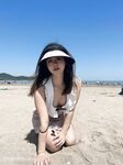 갓 대학을 졸업한 예쁜 여대생이 남자친구와 단둘이 살고 있다. 외모와 몸매는 그야말로 최고다. 침대에서는 마치 계집애처럼 남자친구에게 섹스를 간청한다.
