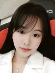 갓 대학을 졸업한 예쁜 여대생이 남자친구와 단둘이 살고 있다. 외모와 몸매는 그야말로 최고다. 침대에서는 마치 계집애처럼 남자친구에게 섹스를 간청한다.