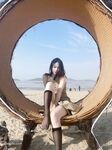 갓 대학을 졸업한 예쁜 여대생이 남자친구와 단둘이 살고 있다. 외모와 몸매는 그야말로 최고다. 침대에서는 마치 계집애처럼 남자친구에게 섹스를 간청한다.