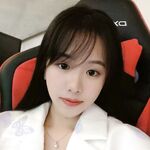갓 대학을 졸업한 예쁜 여대생이 남자친구와 단둘이 살고 있다. 외모와 몸매는 그야말로 최고다. 침대에서는 마치 계집애처럼 남자친구에게 섹스를 간청한다.