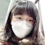 Payudara besar, badan montok, jalang kontras yang tampan, penari balet, berdiri dengan belahan, lubang muka dalam bingkai yang sama