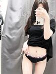 标准女大身材，颜值也不错，一手情趣道具玩的炉火纯青，插入下体抽插搅拌，无套啪啪图视