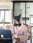 Con chó cái ngực lớn hoàn hảo tương phản đã được huấn luyện, chỉ cần nhìn thôi