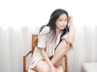 素人美女拍写真被摄影师花言巧语拿下，无套内射小穴特写偷拍，因为是偷拍，所以视频资源不多