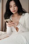 素人美女拍写真被摄影师花言巧语拿下，无套内射小穴特写偷拍，因为是偷拍，所以视频资源不多