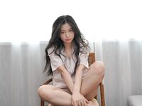 素人美女拍写真被摄影师花言巧语拿下，无套内射小穴特写偷拍，因为是偷拍，所以视频资源不多