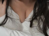 素人美女拍写真被摄影师花言巧语拿下，无套内射小穴特写偷拍，因为是偷拍，所以视频资源不多