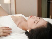 素人美女拍写真被摄影师花言巧语拿下，无套内射小穴特写偷拍，因为是偷拍，所以视频资源不多