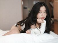 素人美女拍写真被摄影师花言巧语拿下，无套内射小穴特写偷拍，因为是偷拍，所以视频资源不多