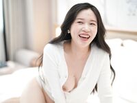素人美女拍写真被摄影师花言巧语拿下，无套内射小穴特写偷拍，因为是偷拍，所以视频资源不多