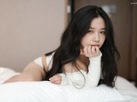 素人美女拍写真被摄影师花言巧语拿下，无套内射小穴特写偷拍，因为是偷拍，所以视频资源不多