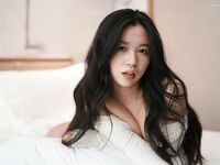 素人美女拍写真被摄影师花言巧语拿下，无套内射小穴特写偷拍，因为是偷拍，所以视频资源不多