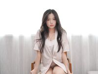 素人美女拍写真被摄影师花言巧语拿下，无套内射小穴特写偷拍，因为是偷拍，所以视频资源不多