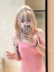 超嫩的黄毛女大学生，在酒店被黄毛在沙发上无套抽插，妹子的极品粉嫩嫩穴简直极品，这户型真的稀有极品