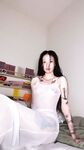 예쁜 외모의 문신을 한 대학생이 후원자에게 장난감처럼 놀림을 받고 조련을 받고 암캐로 변해 셀카를 찍어 섹스를 요청하는 사건이 발생했다.